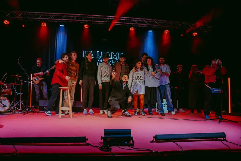 El escenario de La Llama Fest 2026 lleno de artistas en el saludo final.